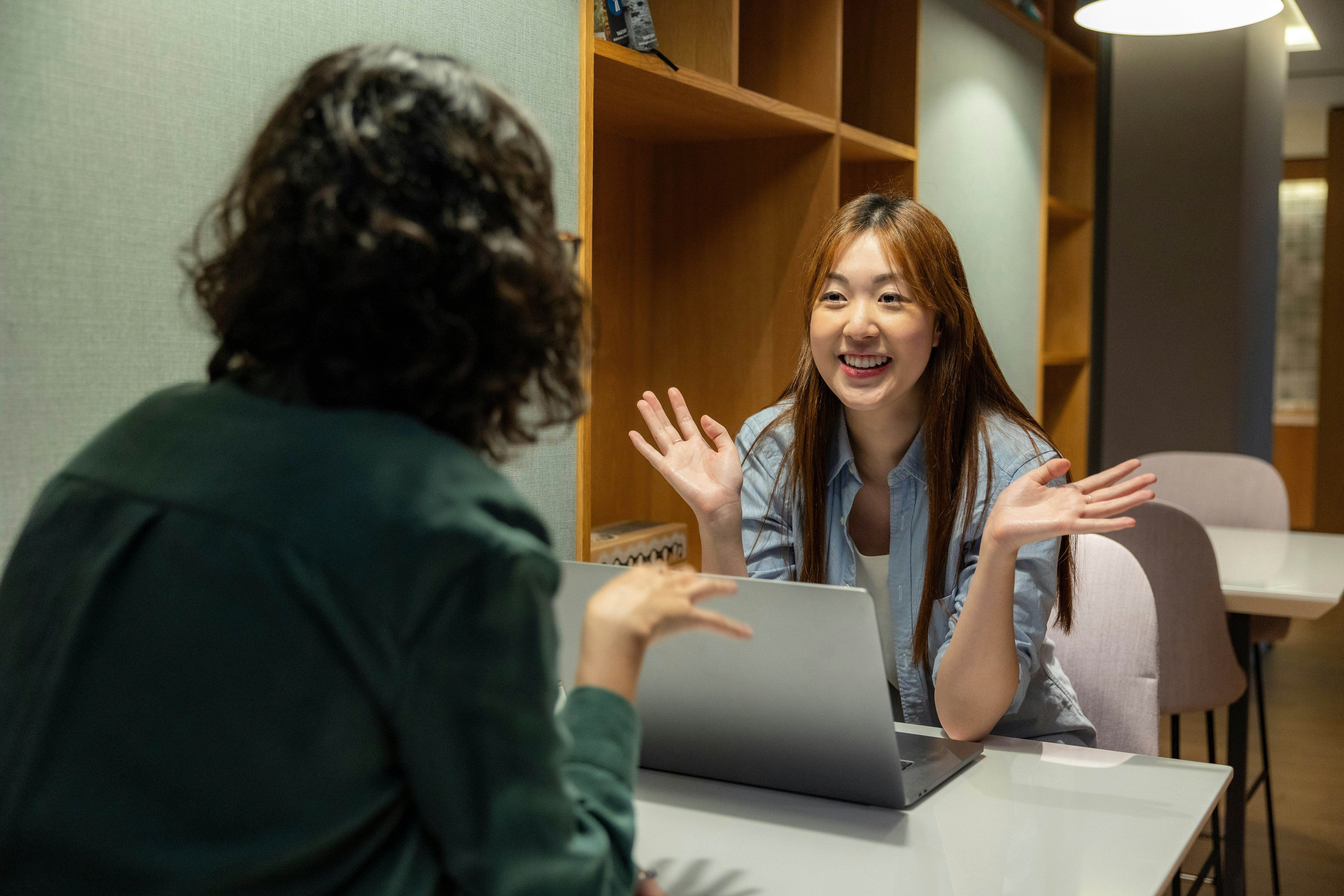 未来を見据えて話す女性のイメージ